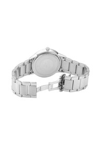Reloj de pulsera de metal plateado con una pulsera de eslabones flexibles, caja redonda y corona en el lado. La parte trasera es lisa y presenta grabados.