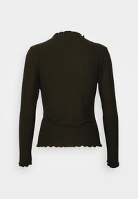 Haut à manches longues côtelé vert foncé avec une silhouette ajustée, présentant un col et un ourlet volantés, une texture douce et une coupe près du corps.