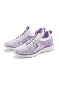 Violeta un balti sporta apavi ar strukturētu adījumu virsu, tonāliem šņorēm un mīkstu zoli. Ietver cilpas uz papēža ērtai uzvilkšanai.