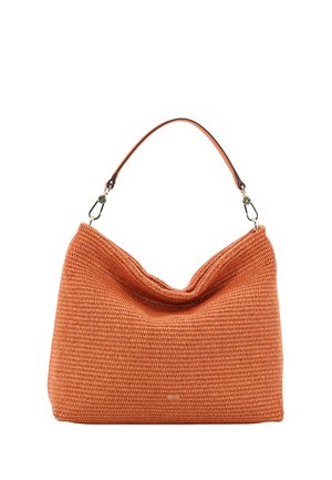 Handtasche aus rostorangefarbenem gewebtem Material mit einem einzelnen Lederriemen und Metallverschlüssen, mit einer weichen, lockeren Form und kleinem goldenem Markenlogo.