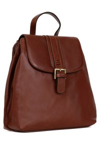 Zaino in pelle marrone con chiusura a pattina, fibbia in tonalità oro e cuciture a contrasto. Dotato di manico superiore e scomparto con zip.