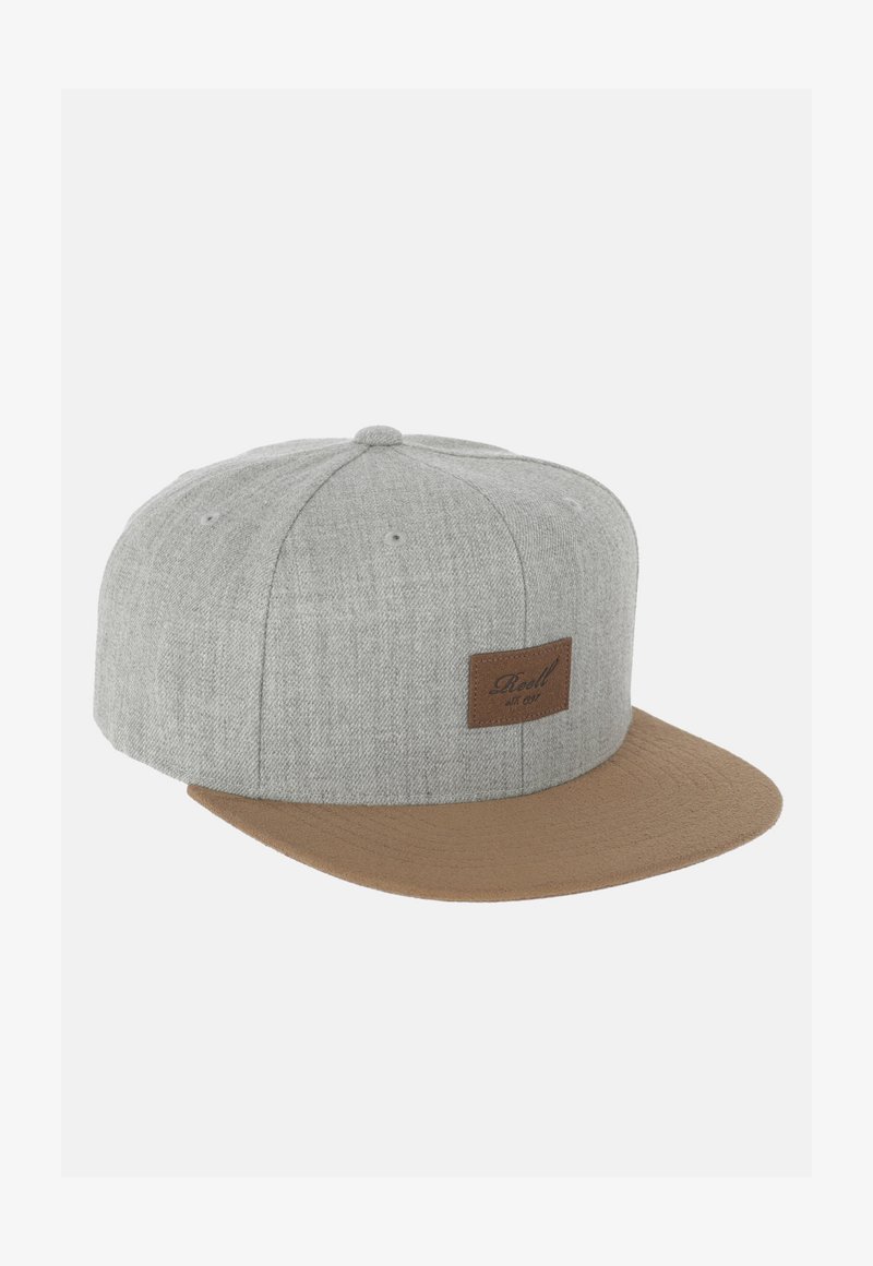 Gorra de tela texturizada gris con una visera plana marrón. Presenta un parche de cuero marrón con texto en relieve. Parte superior redondeada con seis orificios de ventilación.