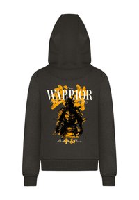 Temno siva kapuca s prednjim grafičnim dizajnom koji prikazuje siluetu samuraja, oranžno akcentima i podebljanim tekstom "BORAC".