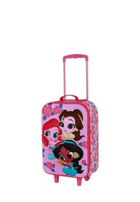 Maleta rosa de carcasa dura con ilustraciones de personajes de princesas y patrones de rosas. Cuenta con un mango retráctil y cuatro ruedas para su movilidad.