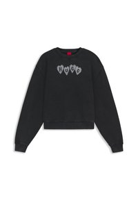 Juodas medvilninis džemperis su apvalia iškirpte, ribotais rankogaliais ir apačia. Ant krūtinės pilkos širdies formos rašmenys, sudarantys žodį „HUGO“.