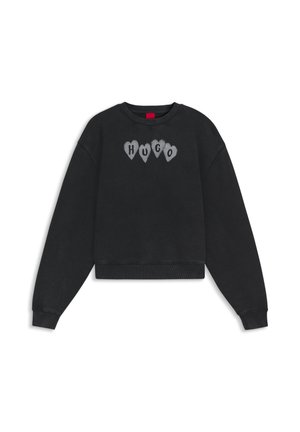 Hanorac negru din bumbac, cu guler rotund, manșete și tiv striate. Are inscripția „HUGO” cu litere gri în formă de inimă pe piept.