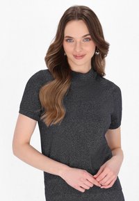 Top a maniche corte in tessuto grigio scuro con brillantezza metallica, dotato di scollo alto e superficie liscia, design aderente.
