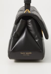 Fekete bőrtáska steppelt textúrával, arany kiegészítőkkel, és a táska alján lévő "kate spade NEW YORK" logóval. Kompakt, háromszögletű forma.