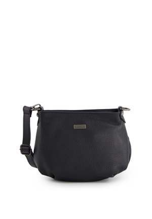 Czarna torebka listonoszka z teksturowanej skóry z regulowanym paskiem i małą prostokątną metalową plakietką z logo na przodzie.