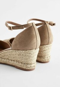 Next FOREVER COMFORT CLOSED TOE -REGULAR FIT - Pumps med kilklack - sand