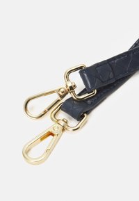 Cinturino in pelle blu navy con texture trapuntata, dotato di due clip in metallo dorato per un attacco sicuro.