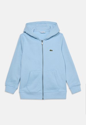 Sweat à capuche zippé bleu clair avec poches avant, poignets et ourlet côtelés, capuche et petit logo crocodile vert sur la poitrine.