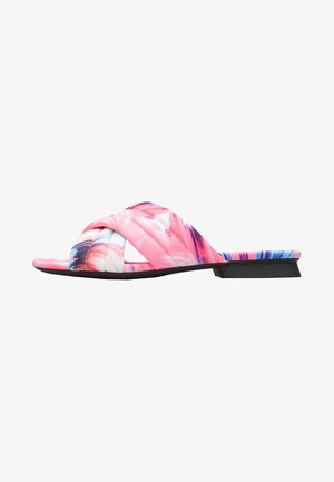 Roze slides met een geruite print en een crisscross bandontwerp, met een kleurrijk abstract patroon en een lage zwarte hak. Platte zool.