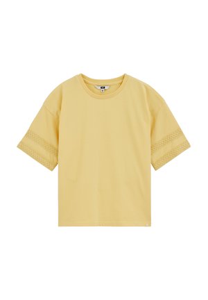 T-shirt jaune à manches courtes avec col rond et rayures horizontales texturées près des extrémités des manches, présenté sur un fond blanc.