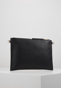Borsa a pochette nera in pelle con una texture liscia, forma rettangolare, chiusura con zip superiore e dettagli in metallo color oro agli estremi.
