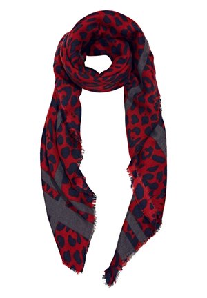 Écharpe rouge avec des taches léopard noires et des rayures diagonales grises, légèrement enroulée avec des bords effilochés sur fond blanc.