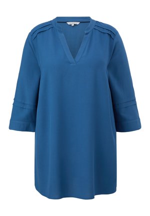 Blusa azul ligera con escote en V, mangas de tres cuartos y pliegues en los hombros. Textura suave y corte relajado.