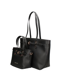 Due borse in finta pelle nera con texture; una borsa tote più grande con manici lunghi e una borsa più piccola con manici corti, entrambe con dettagli in oro rosa.
