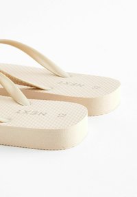 Next FLIP FLOPS  REGULAR FIT - T veida siksniņu sandales - gold glitter