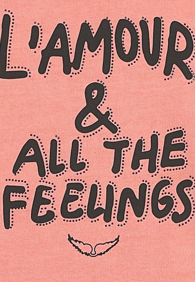 Roze stof met gedurfde zwarte tekst: "L'amour & All the Feeungs" met gestippelde accenten en een kleine vleugelafbeelding onderaan.