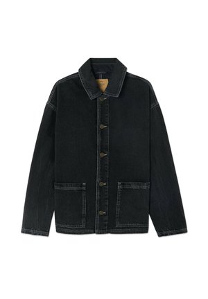 Schwarze Jeansjacke mit Kragen, frontaler Knopfleiste und zwei aufgesetzten Taschen. Besitzt eine leicht abgenutzte Textur und einen lässigen Schnitt.