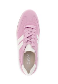 Roze suède sneaker met witte leren strepen, ronde neus en platte veters. Merken zichtbaar op de binnenzool. Zachte textuur, casual ontwerp.