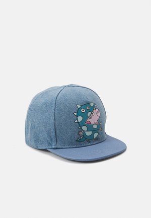 Gorra de denim de color azul claro, con un diseño impreso de un personaje rosa vestido con un disfraz de dinosaurio azul en la parte frontal.