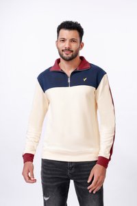 Pull en crème avec une fermeture éclair quart et une partie supérieure bleu marine. Accents rouges sur le col et les poignets. Texture douce, design décontracté.