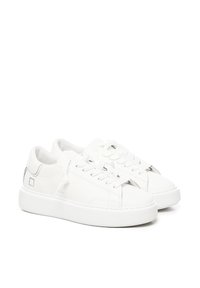 Sneakers bianchi in pelle con una superficie liscia, punta arrotondata, suola piatta in gomma e dettagli metallici a contrasto sul tallone. Presentano una chiusura con lacci.