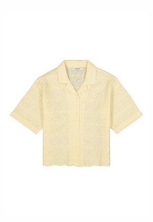 Blouse jaune à manches courtes avec motif en dentelle florale, boutons sur le devant et ourlet festonné. Confectionnée dans un tissu léger et texturé.