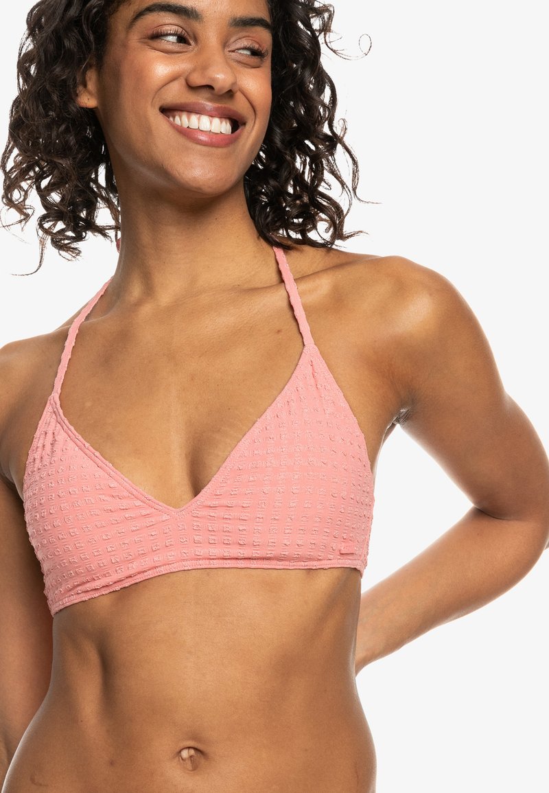 Roze driehoek bikini top met een gestructureerd patroon en dunne verstelbare bandjes, met een gladde afwerking en minimale hardware-details.