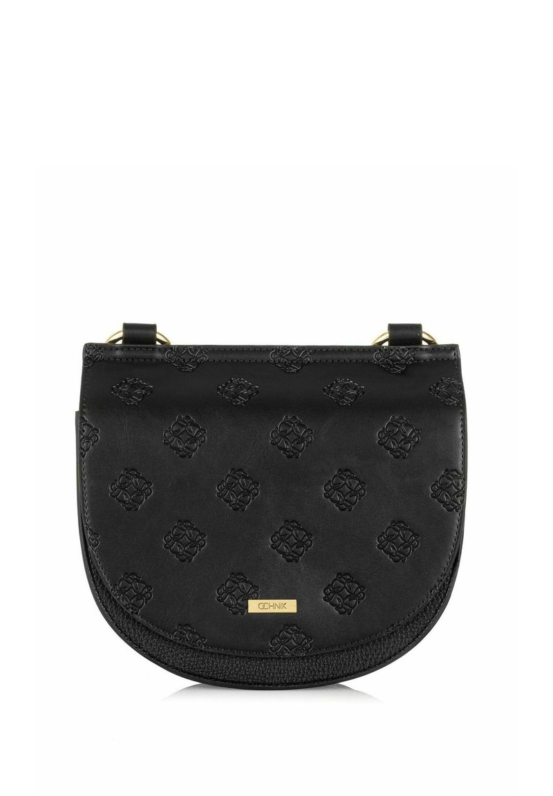 Czarna skórzana torebka z wytłoczonym geometrycznym wzorem, zakrzywioną sylwetką, złotymi elementami i regulowanym paskiem.