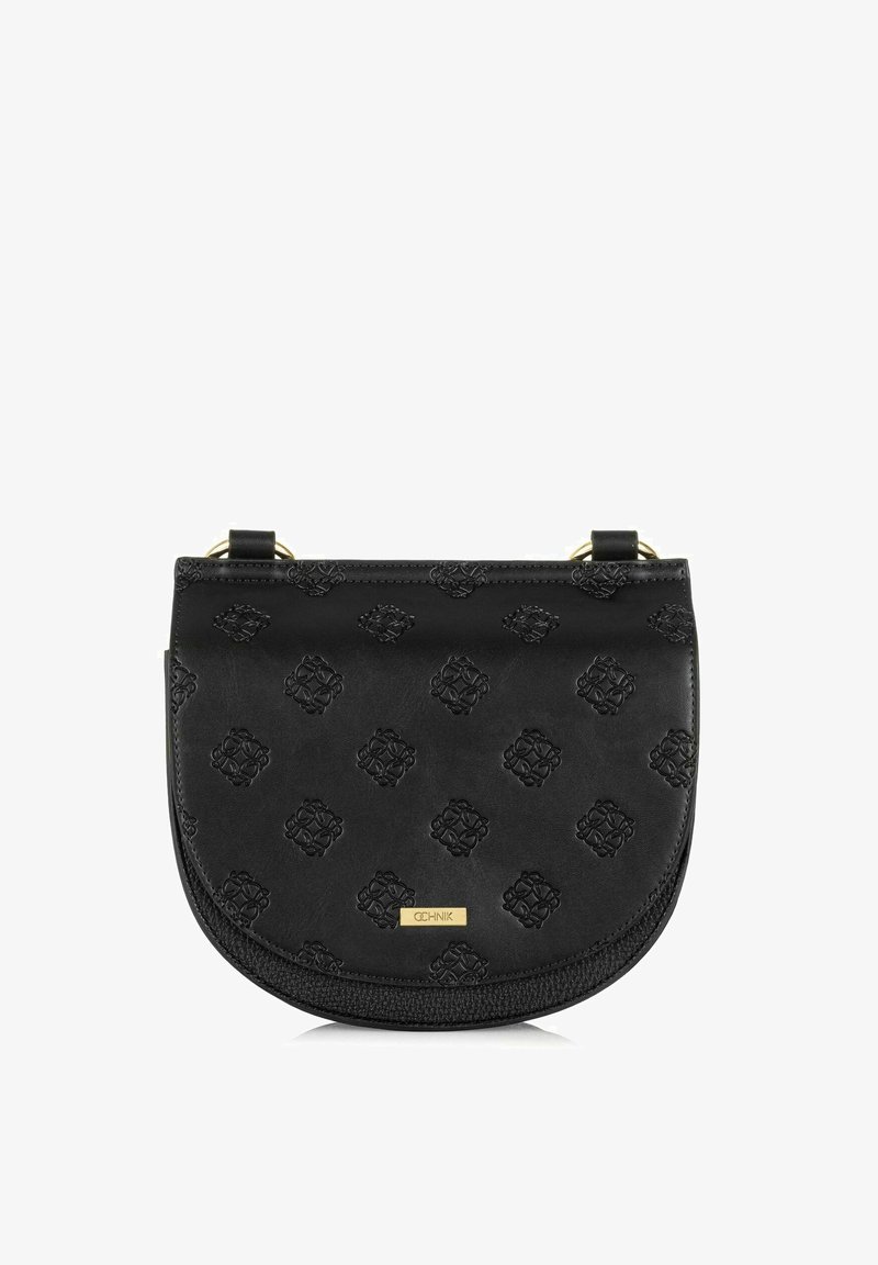 Czarna skórzana torebka z wytłoczonym geometrycznym wzorem, zakrzywioną sylwetką, złotymi elementami i regulowanym paskiem.