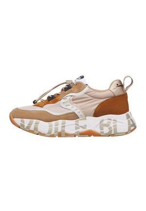 Sneaker basse in tonalità beige e marroni con pannelli in suede e mesh, lacci elastici e suola bianca spessa con motivo testuale beige.