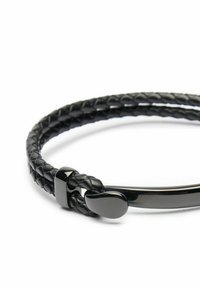 Svart flätad läderarmband med en slank svart metallspänne. Designen är slät med en blank yta och intrikat vävningsmönster.