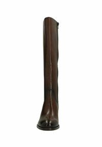 Botte en cuir marron, hauteur genou, avec une texture lisse, un bout rond et un zip latéral. Comprend des accents de couture pour un design épuré.