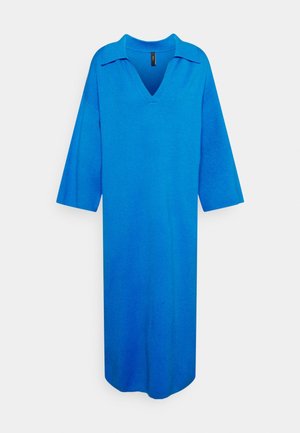 Lange, felblauwe jurk met driekwart mouwen, een open kraag en een V-hals, gepresenteerd tegen een effen lichte achtergrond.