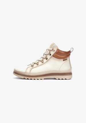 Sneaker alta realizzata in pelle crema con accenti marroni. Presenta occhielli metallici, polsino in tessuto testurizzato e suola robusta con grip.