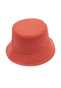 Czerwony bawełniany kapelusz typu bucket z zaokrągloną koroną i szerokim, skośnym brzegiem w dół. Teksturowana tkanina ma widoczne szwy wzdłuż brzegów.
