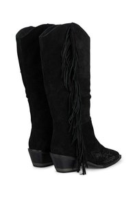 Stivali alti neri in suede, con frange sui lati, design a punta e decorazioni testurizzate sulla parte anteriore. Tacco basso, impilato.