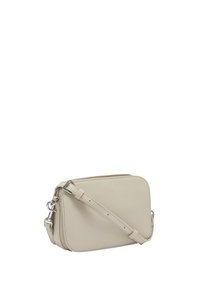 Beżowa skórzana torba typu crossbody o prostokątnym kształcie, z zasuwaną komorą, regulowanym paskiem i akcentami z metalicznego srebrnego koloru. Gładka faktura.