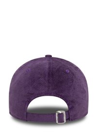 Gorra de béisbol de corduroy morado con visera curvada, correa trasera ajustable y patrones de textura sutiles en la tela.