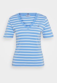 Blauw-wit gestreept V-hals T-shirt met korte mouwen, gemaakt van zachte katoenstof. Kleine logo-accent op de borst.