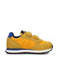 Scarpa sportiva gialla con tomaia in suede e mesh, due cinturini in velcro, dettagli blu navy, intersuola bianca e suola esterna in gomma nera.