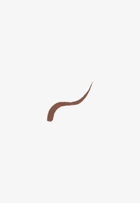 Trait de pinceau marron en courbe sur un fond blanc avec une application texturée et inégale.