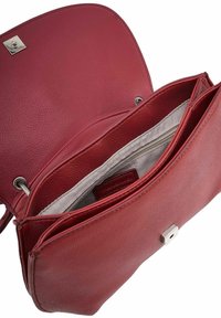 Sac à main en cuir rouge avec une finition texturée, équipé d'un fermoir argenté, de deux compartiments et d'une doublure intérieure en tissu gris.