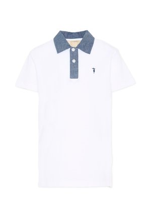 Polo blanc à manches courtes avec col et patte en denim bleu, deux boutons et petit logo sombre brodé sur la poitrine.