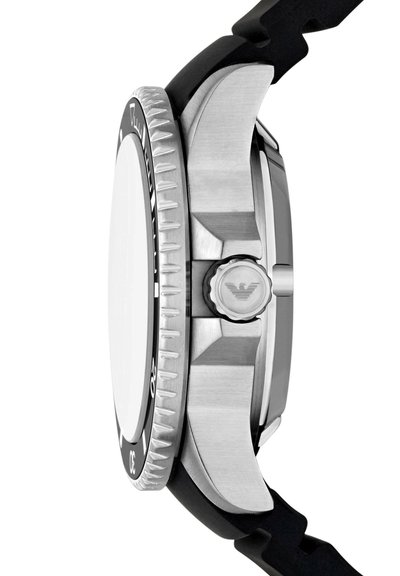 Vue latérale d'une montre-bracelet en acier inoxydable avec une lunette noire, un bord moleté et un bracelet noir, avec une couronne arborant un logo d'aigle.