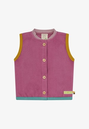 Vest van zacht roze materiaal met een ronde hals, met gele armsgaten, houten knopen en een groene band aan de onderkant.