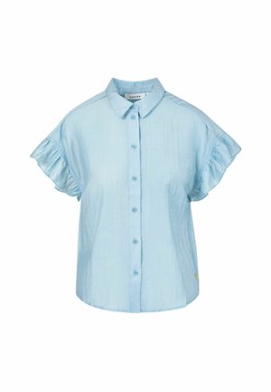 Jasnoniebieska, krótkorękawowa bluzka na guziki z falbankami na krawędziach rękawów i ostrym kołnierzykiem, wykonana z lekkiego materiału.